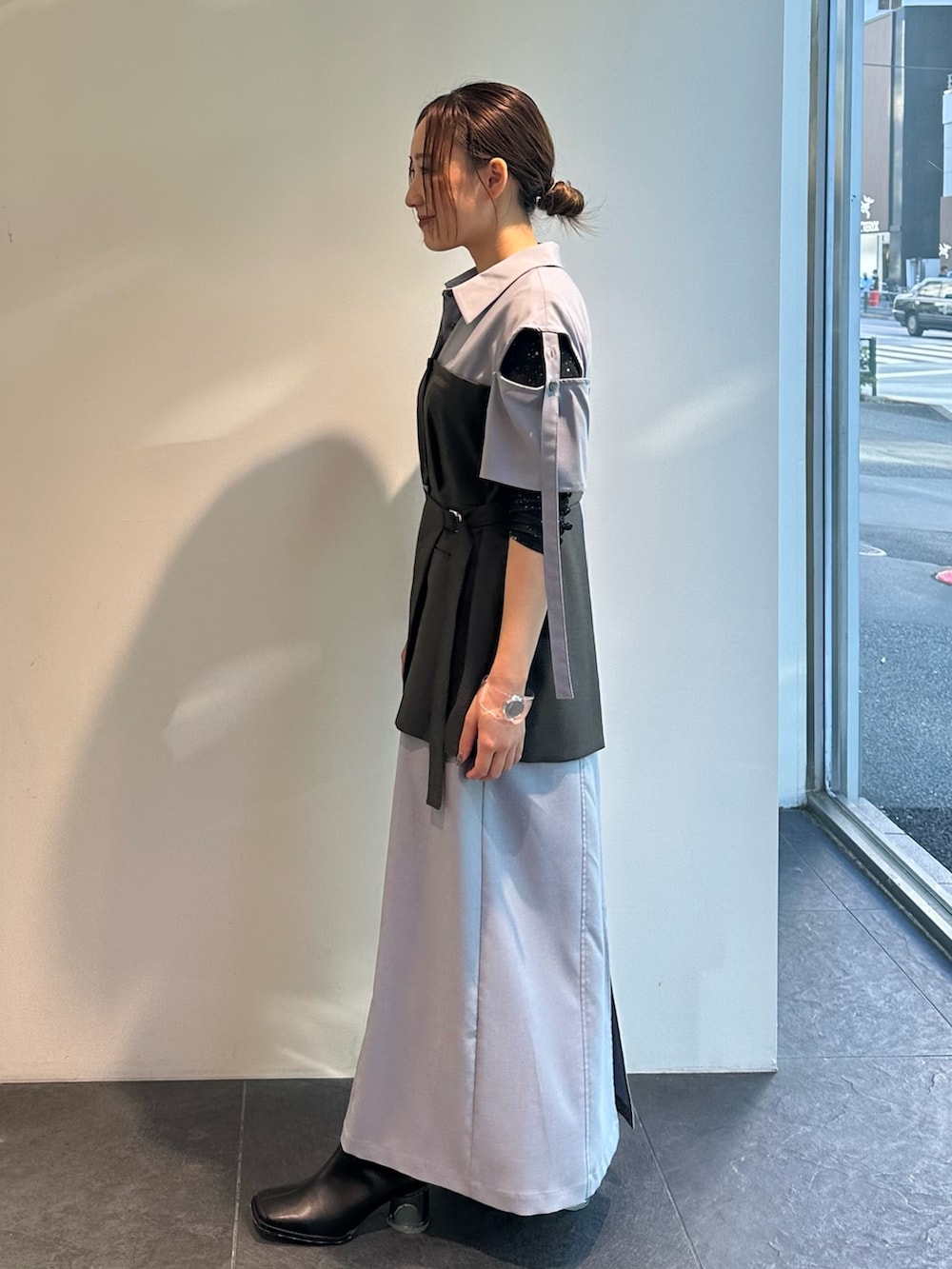 ブルー系のワンピース、ブラック系のTシャツ/カットソーを着用したレディースの夏コーディネートの3枚目の写真