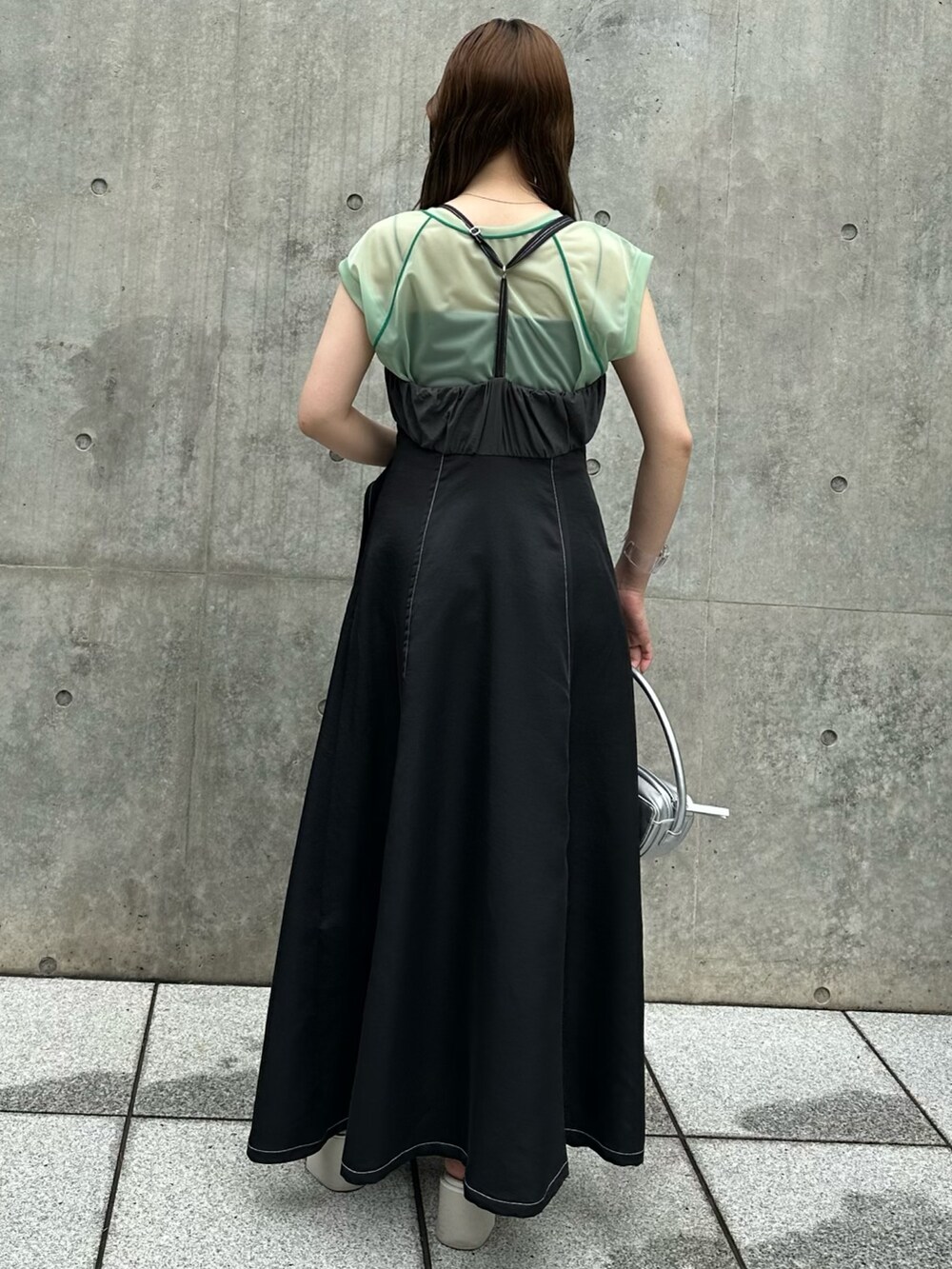 ブラック系のワンピース、グリーン系のTシャツ/カットソー、シルバー系のハンドバッグを着用したレディースの夏コーディネートの4枚目の写真