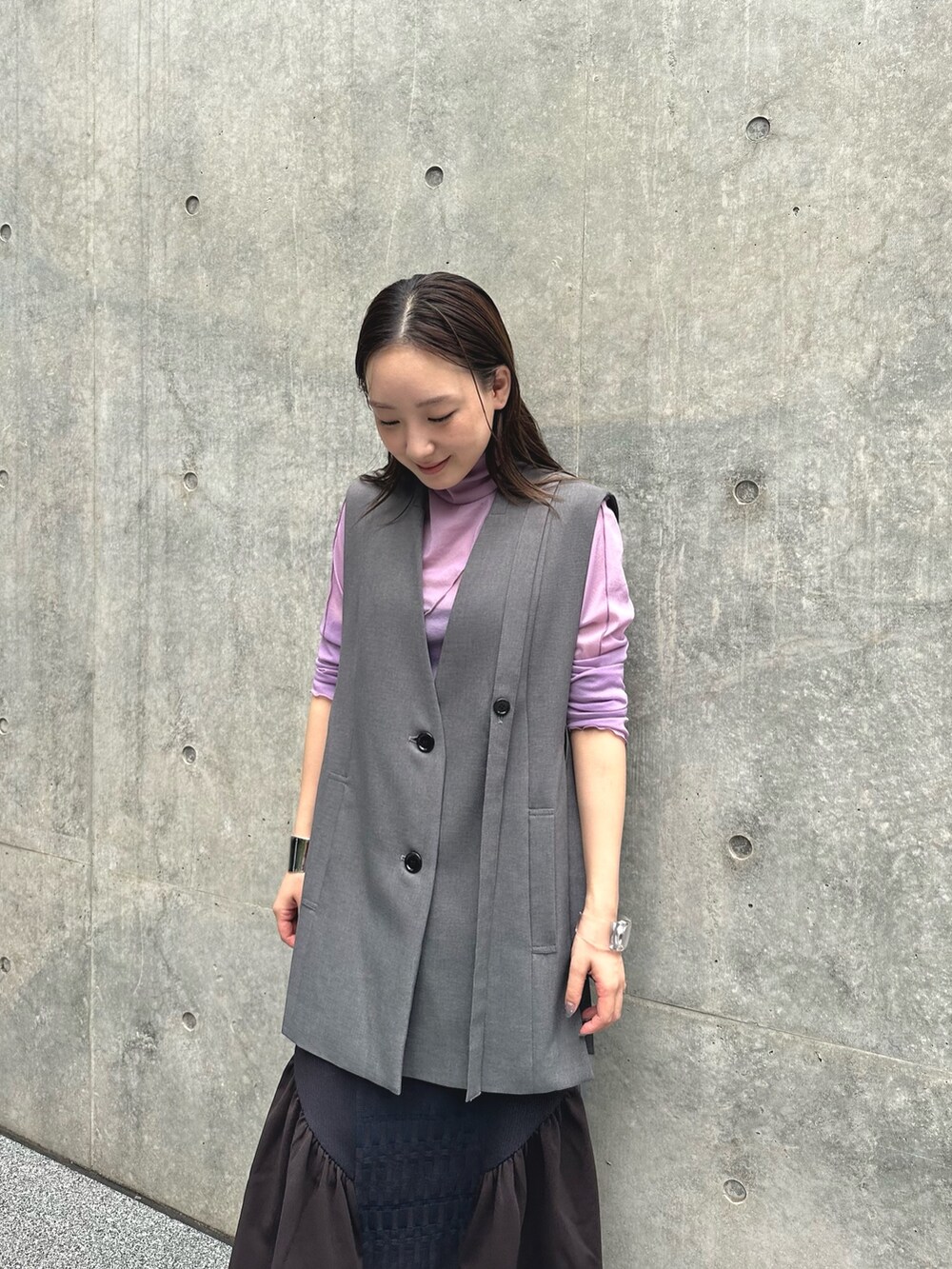 ブラウン系のスカート、ピンク系のTシャツ/カットソー、グレー系のベストを着用したレディースの夏コーディネートの4枚目の写真