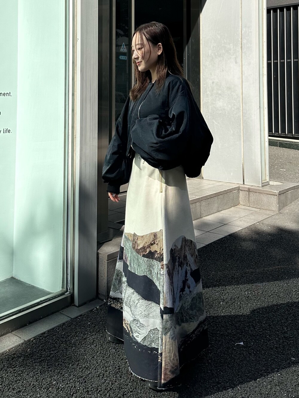 ブルー系のブルゾン、その他のスカートを着用したレディースの秋コーディネートの2枚目の写真