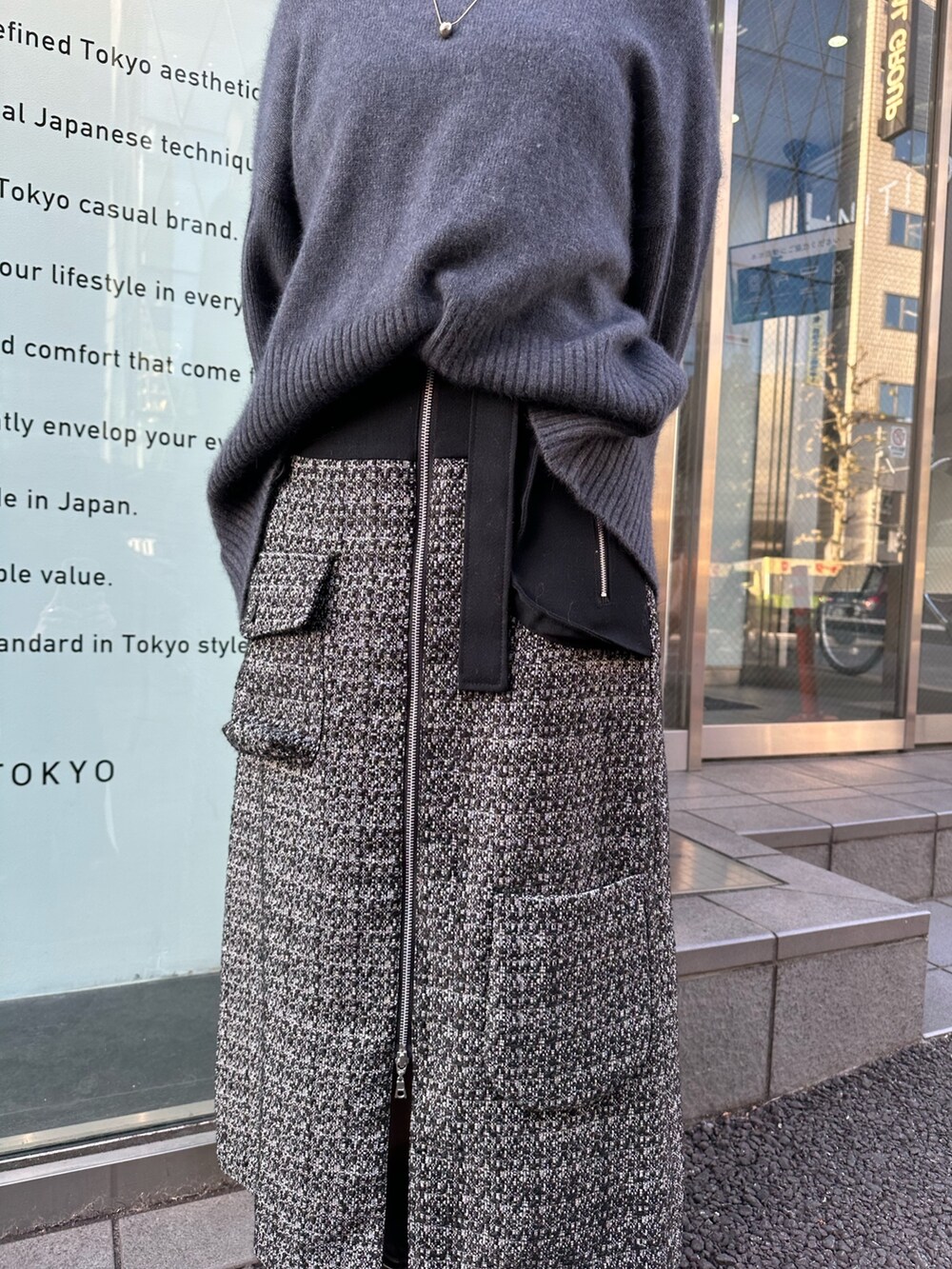 その他のスカート、グレー系のニット/セーターを着用したレディースの冬コーディネートの5枚目の写真