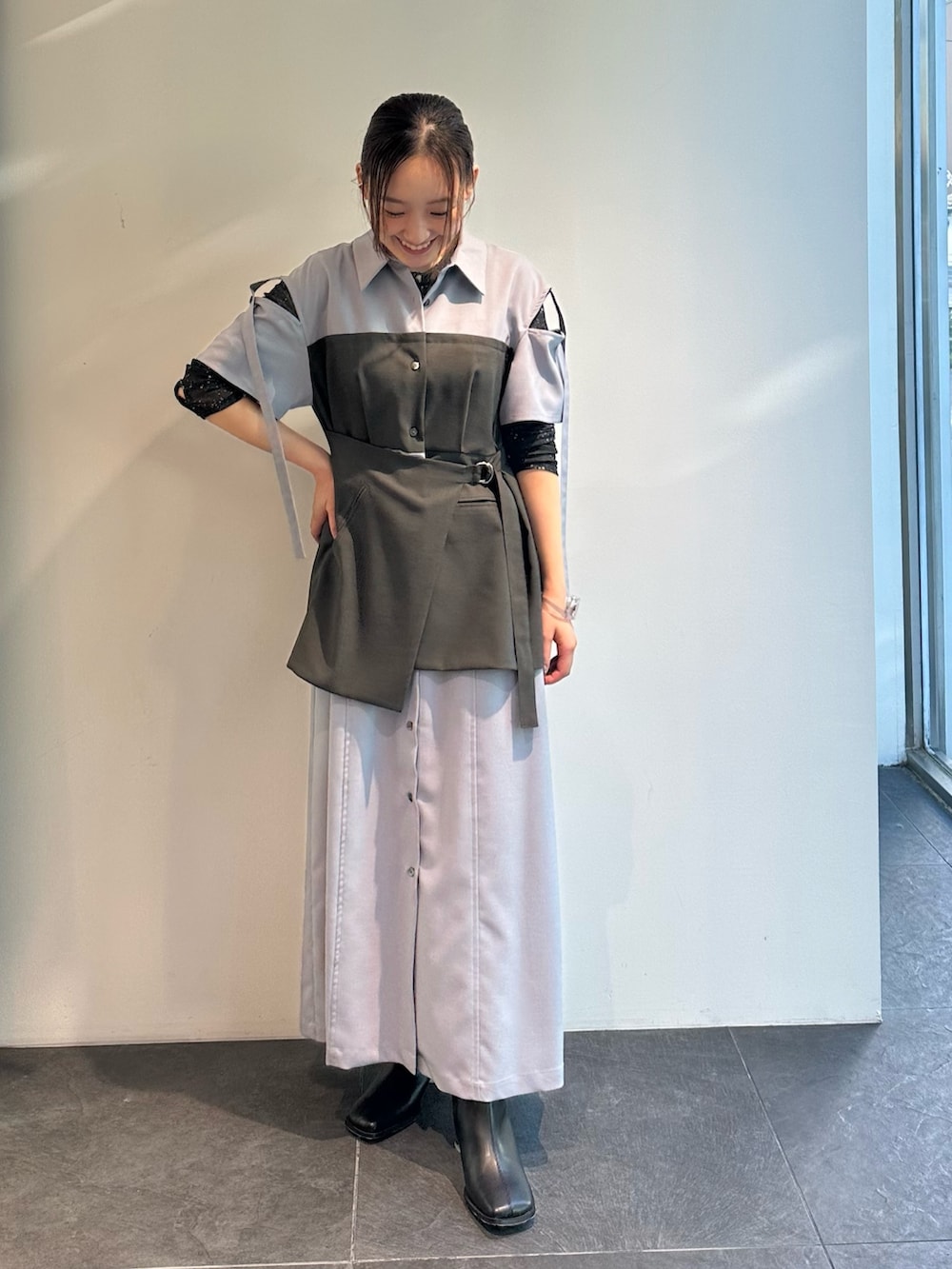 ブルー系のワンピース、ブラック系のTシャツ/カットソーを着用したレディースの夏コーディネートの2枚目の写真