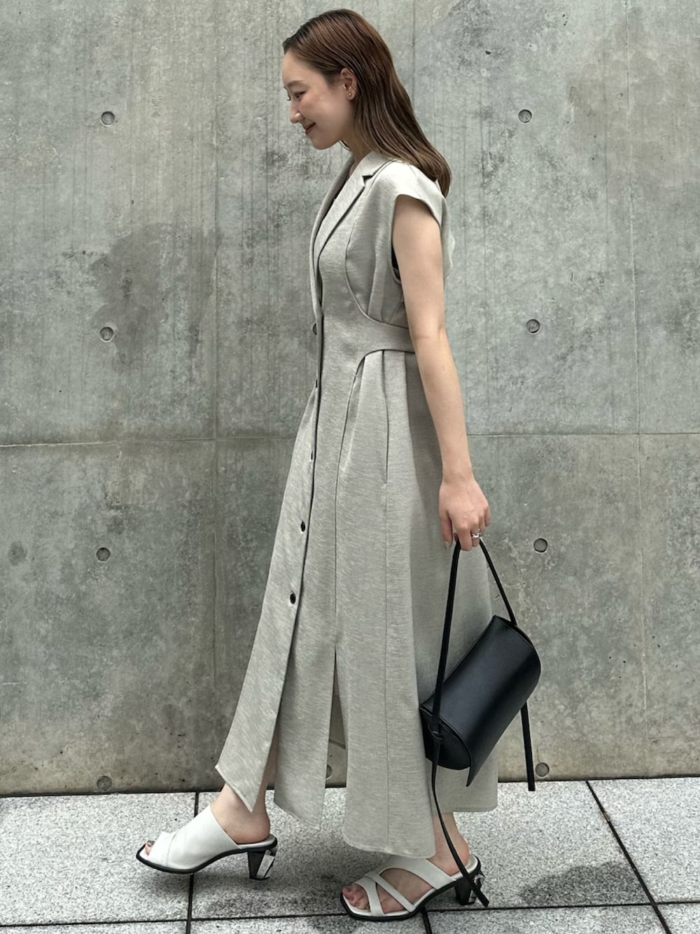 ベージュ系のワンピースを着用したレディースの夏コーディネートの2枚目の写真