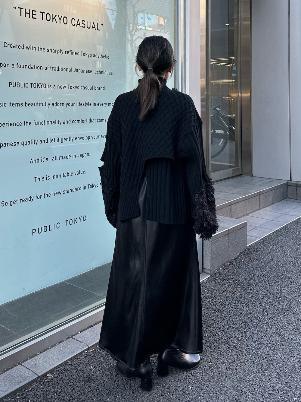 ブラック系のスカート、ブラック系のニット/セーターを着用したレディースの秋コーディネートの5枚目の写真