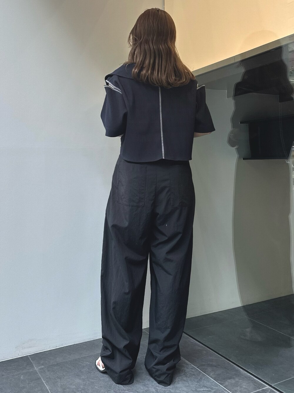 ブルー系のTシャツ/カットソー、ホワイト系のサンダルを着用したレディースの夏コーディネートの5枚目の写真