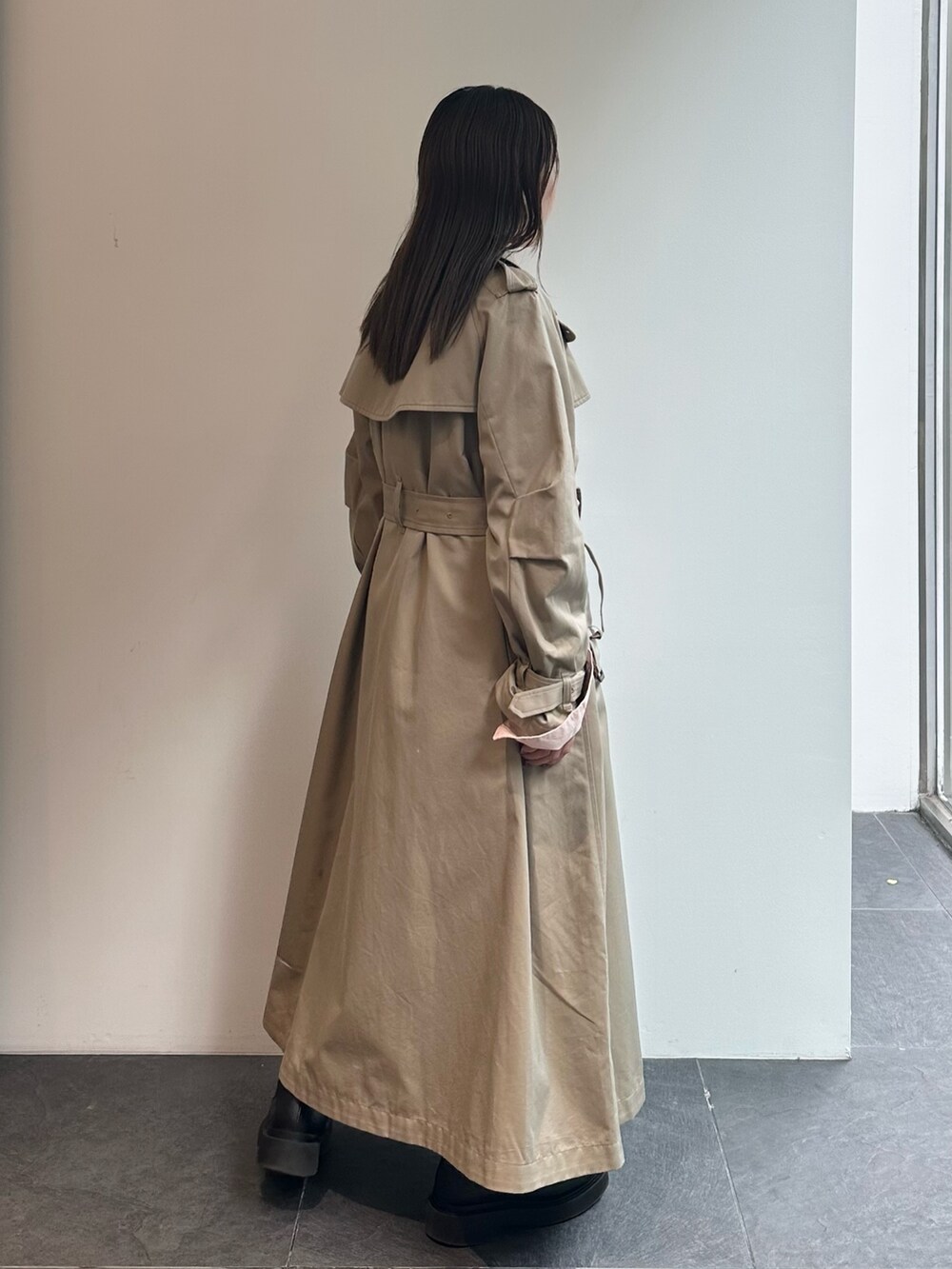 「PUBLIC TOKYO、トレンチコート、秋アウター」｜「PUBLIC TOKYOのハイクラストレンチコート（トレンチコート、ベージュ系）」を使った、ｎａｎａさん（レディース・152cm）の秋コーディネートの3枚目の写真