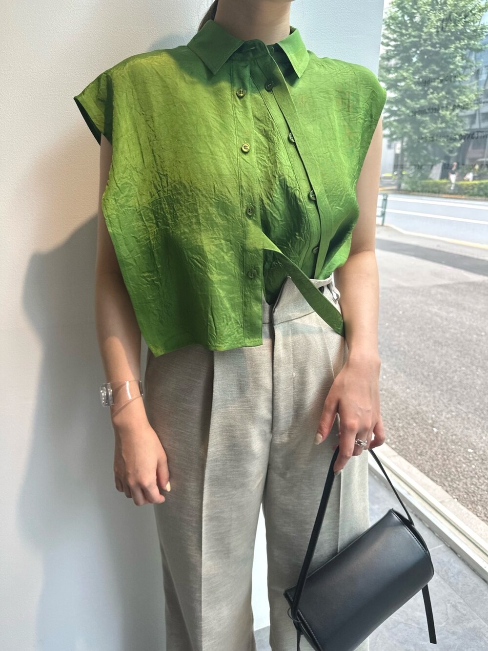 グリーン系のシャツ/ブラウス、ベージュ系のスラックスを着用したレディースの夏コーディネートの5枚目の写真