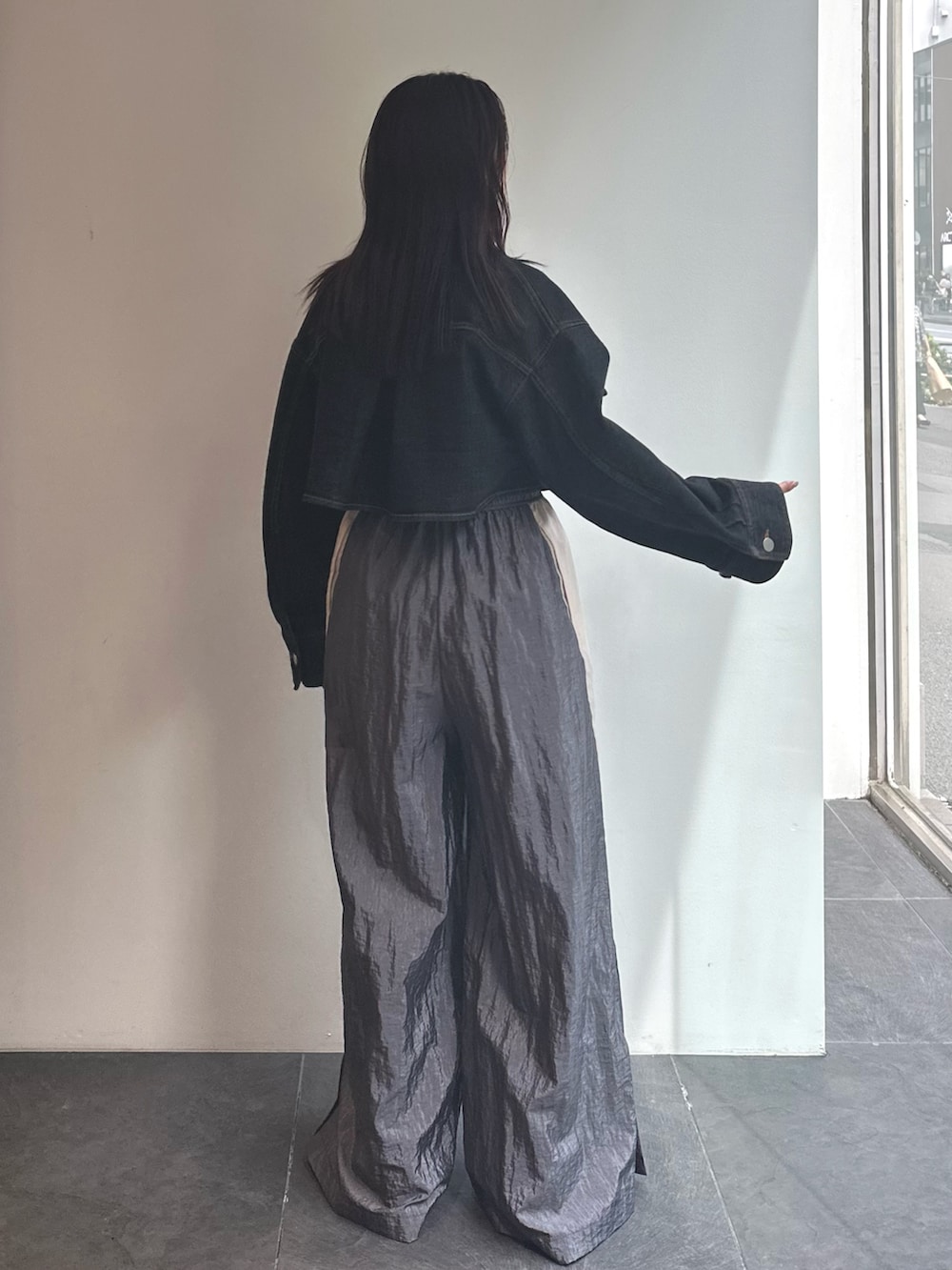 グレー系のその他パンツ、その他のTシャツ/カットソー、ブラック系のデニムジャケットを着用したレディースの秋コーディネートの4枚目の写真