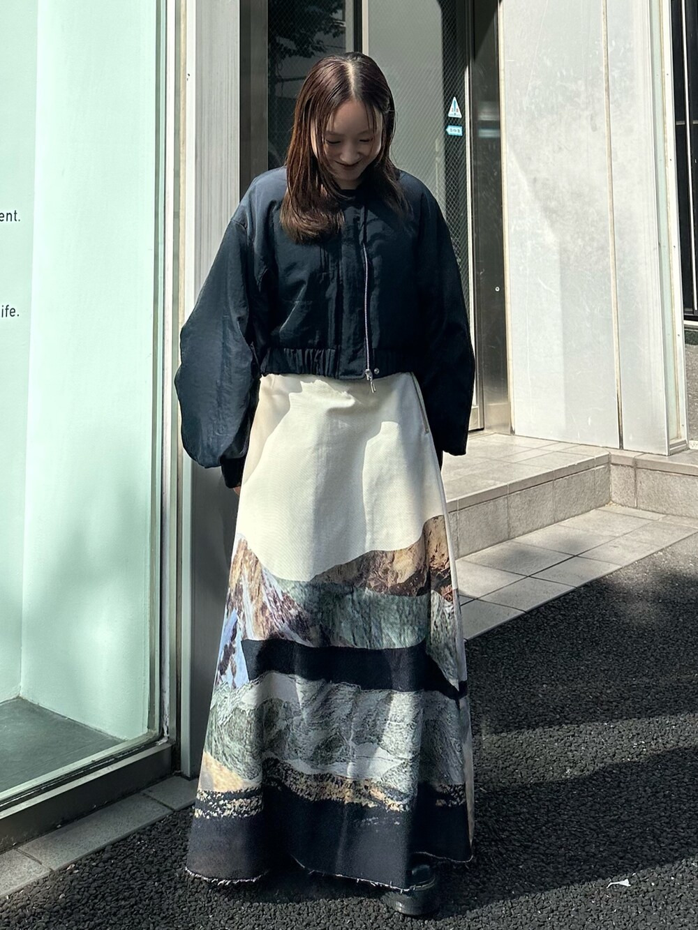 ブルー系のブルゾン、その他のスカートを着用したレディースの秋コーディネートの5枚目の写真