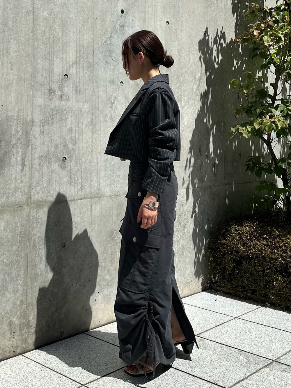 ブラック系のサンダル、その他のテーラードジャケット、ブラック系のスカートを着用したレディースの夏コーディネートの2枚目の写真