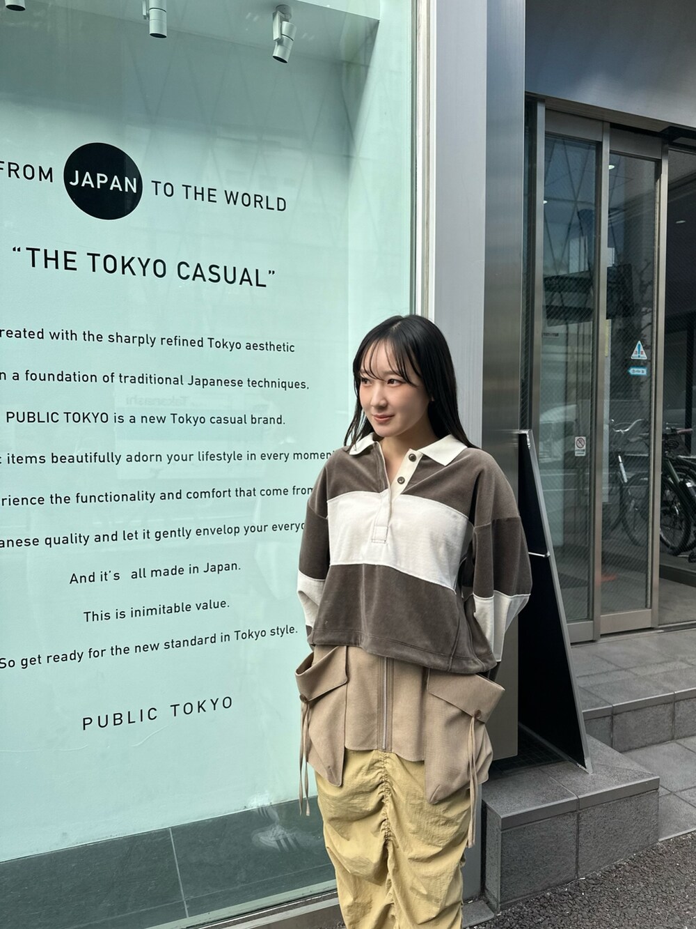 グリーン系のTシャツ/カットソー、ベージュ系のスカートを着用したレディースの冬コーディネートの4枚目の写真