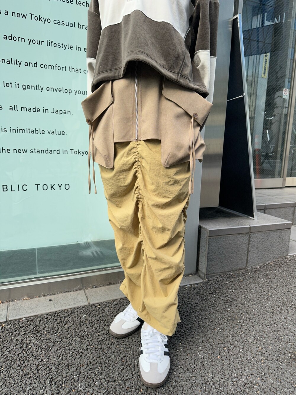 グリーン系のTシャツ/カットソー、ベージュ系のスカートを着用したレディースの冬コーディネートの5枚目の写真