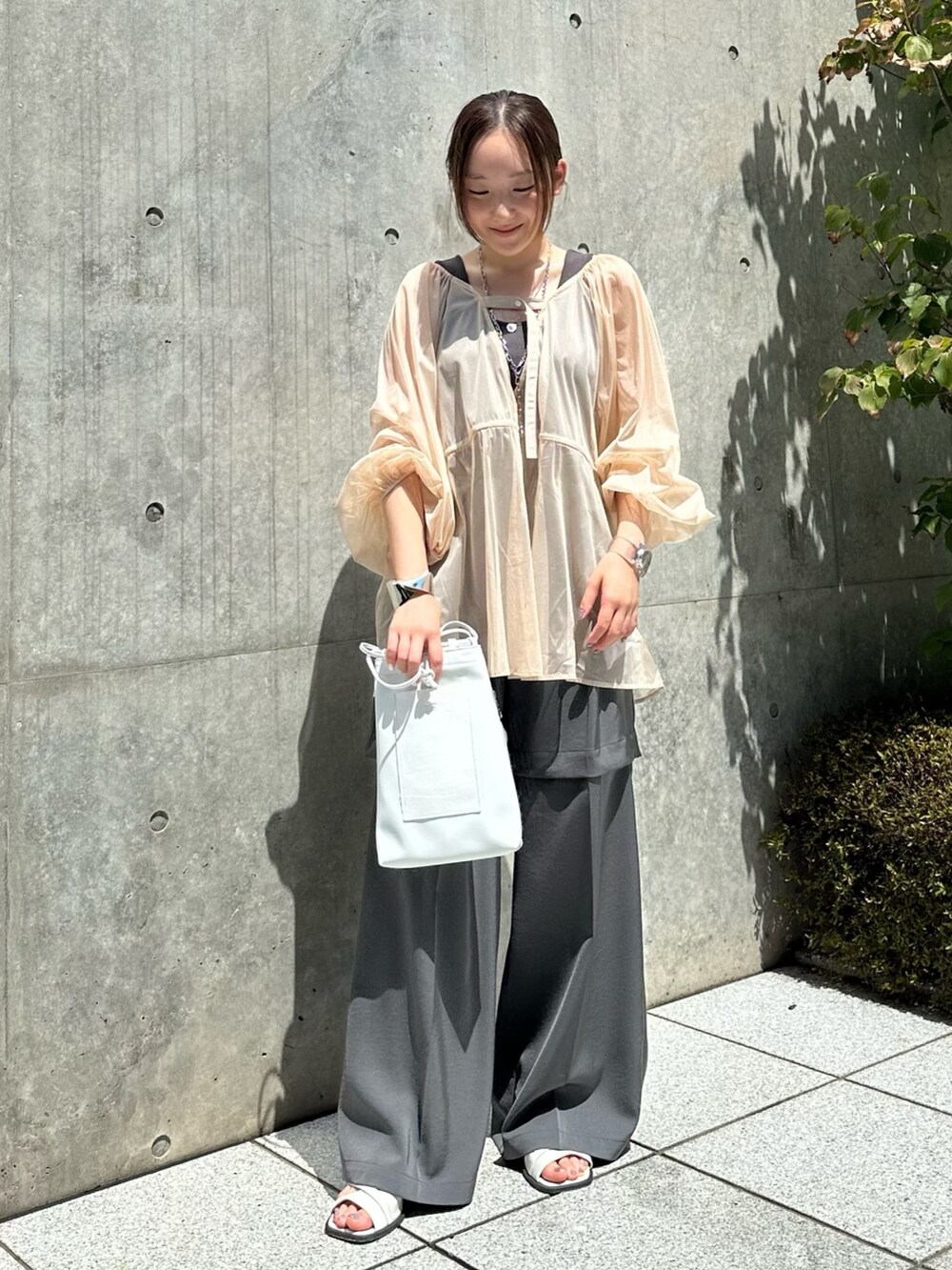 ホワイト系のシャツ/ブラウス、グレー系のその他パンツ、ホワイト系のショルダーバッグを着用したレディースの夏コーディネートの4枚目の写真