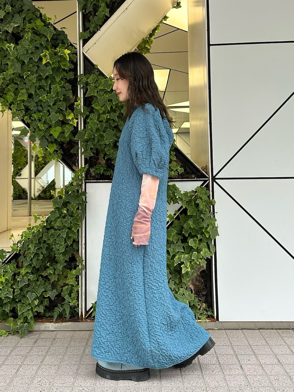 ブルー系のワンピース、ピンク系のTシャツ/カットソーを着用したレディースの春コーディネートの2枚目の写真