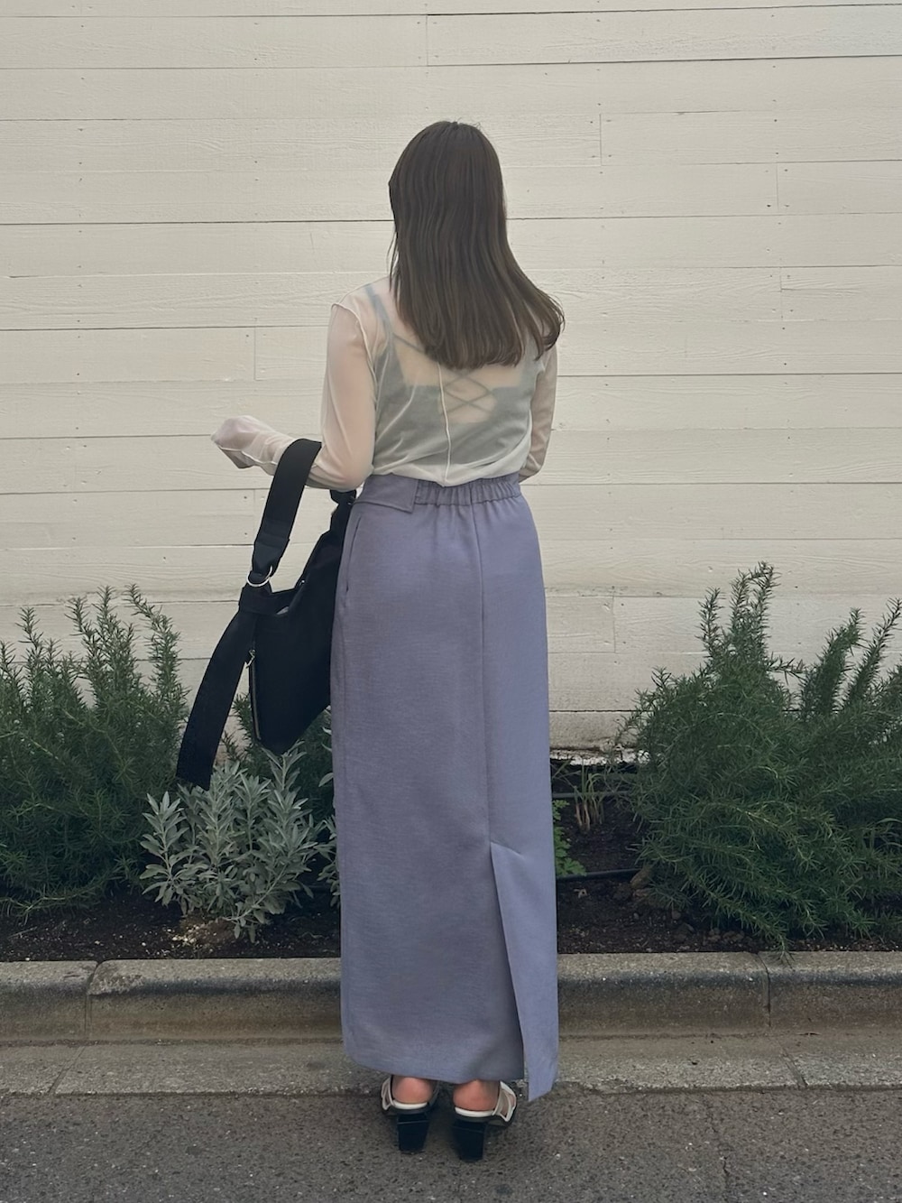 ホワイト系のTシャツ/カットソー、パープル系のスカート、ホワイト系のサンダルを着用したレディースの春コーディネートの2枚目の写真