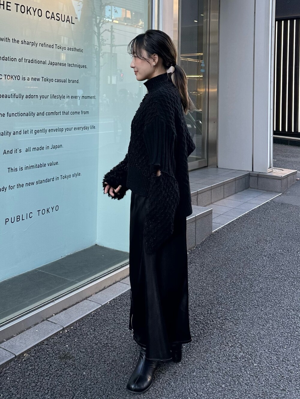 ブラック系のスカート、ブラック系のニット/セーターを着用したレディースの秋コーディネートの3枚目の写真