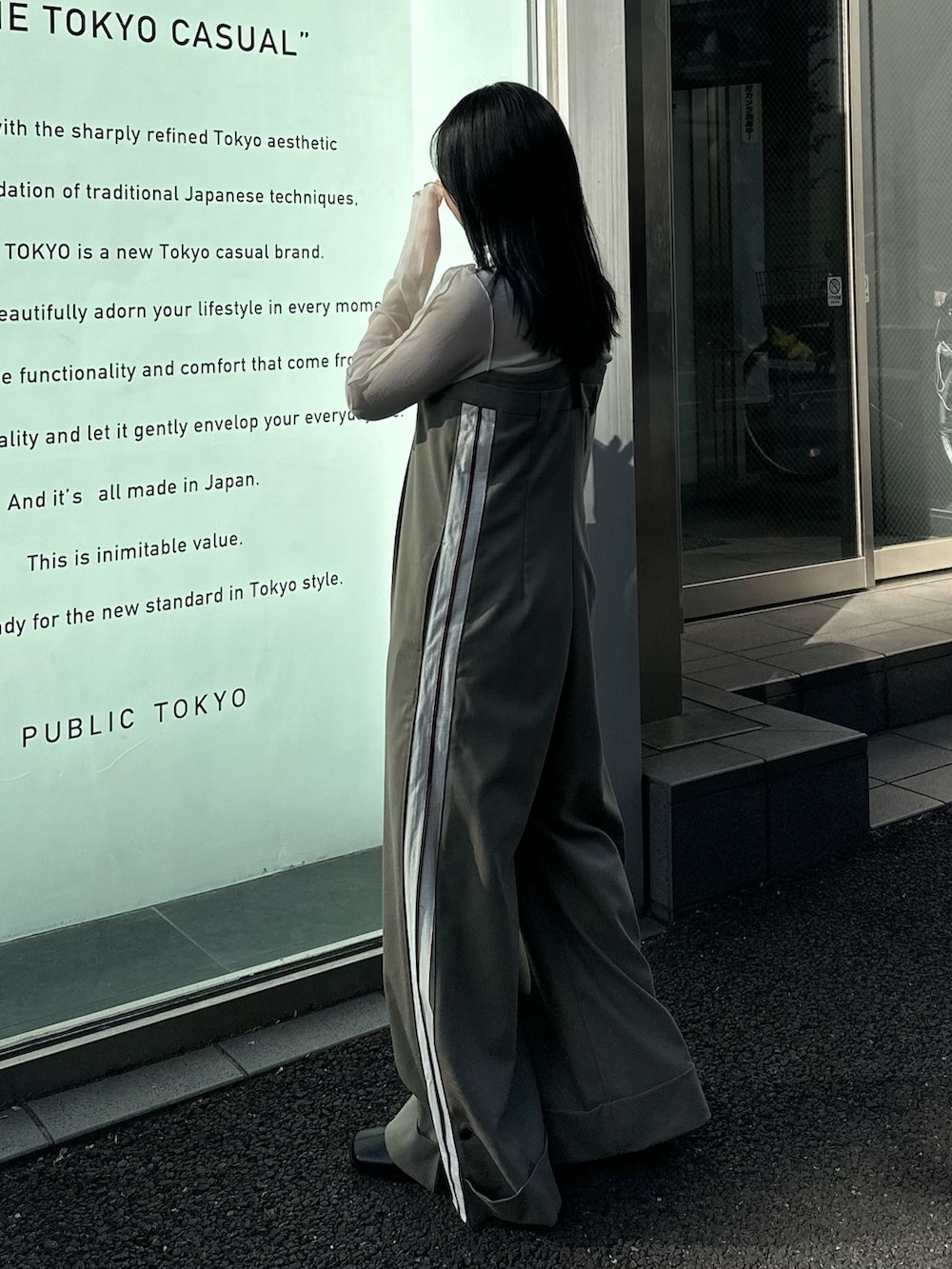 グリーン系のつなぎ/オールインワン、ホワイト系のTシャツ/カットソーを着用したレディースの冬コーディネートの3枚目の写真