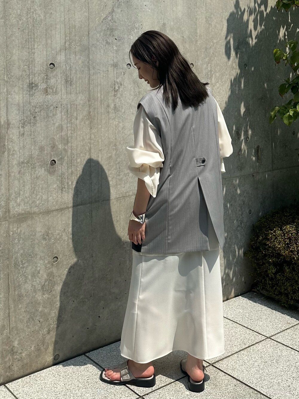 ブラック系のワンピース、グレー系のベストを着用したレディースの夏コーディネートの2枚目の写真