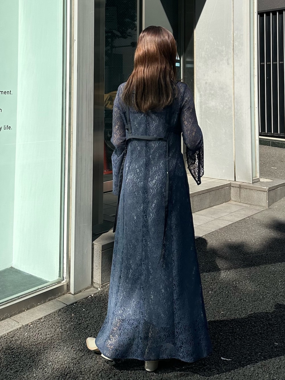 ブルー系のワンピースを着用したレディースの秋コーディネートの5枚目の写真