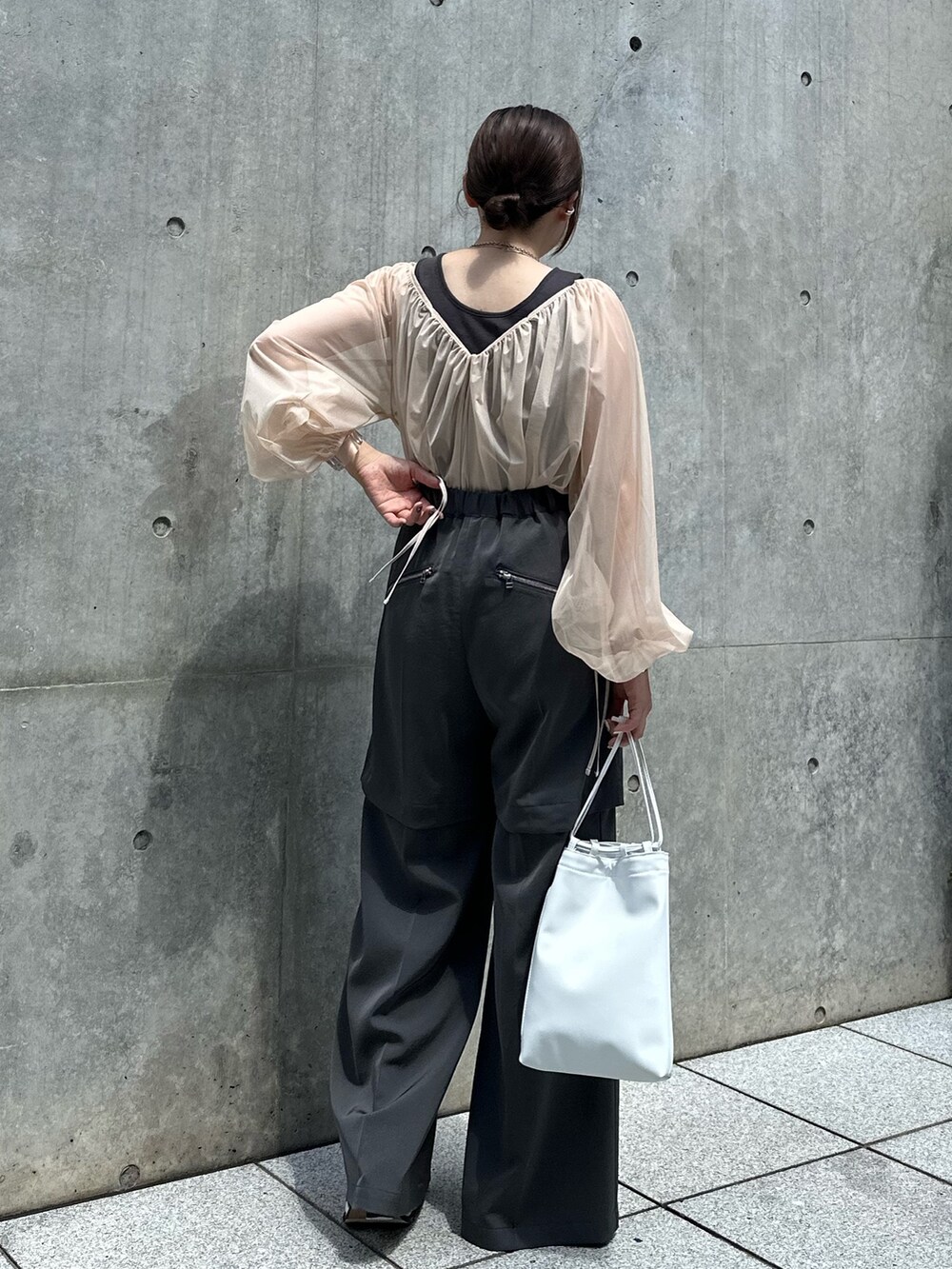 ホワイト系のシャツ/ブラウス、グレー系のその他パンツ、ホワイト系のショルダーバッグを着用したレディースの夏コーディネートの3枚目の写真