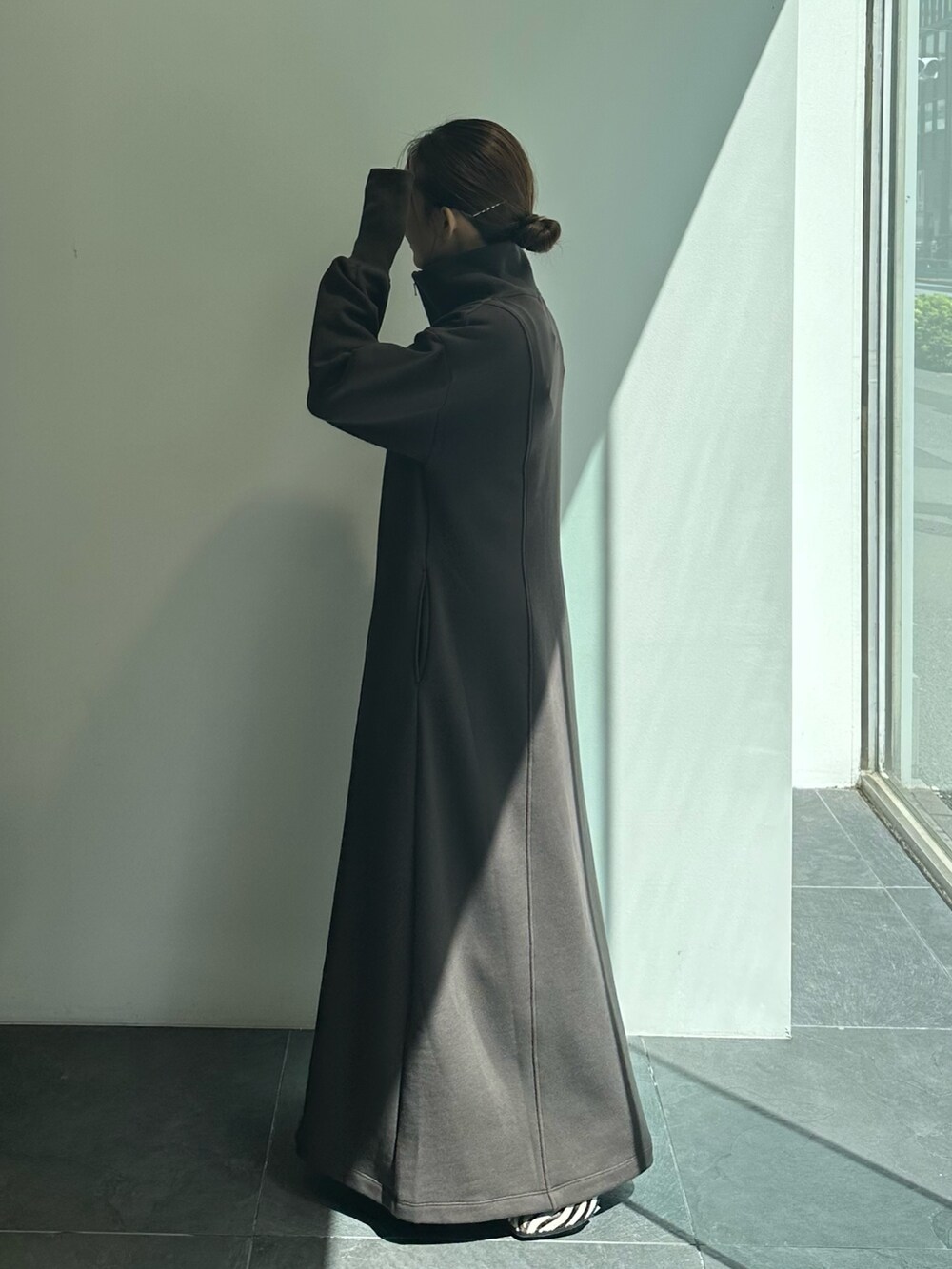 グレー系のワンピースを着用したレディースの秋コーディネートの3枚目の写真