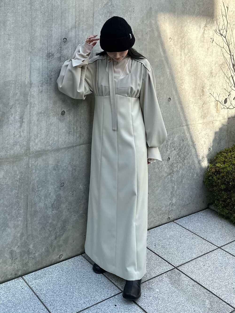 ホワイト系のワンピース、ホワイト系のTシャツ/カットソーを着用したレディースの秋コーディネートの5枚目の写真