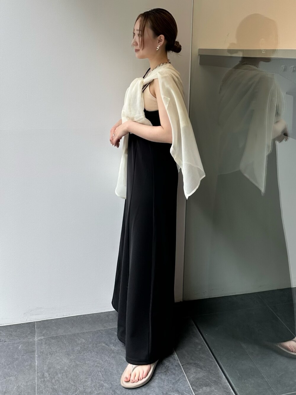 ホワイト系のシャツ/ブラウス、ブラック系のワンピースを着用したレディースの夏コーディネートの4枚目の写真