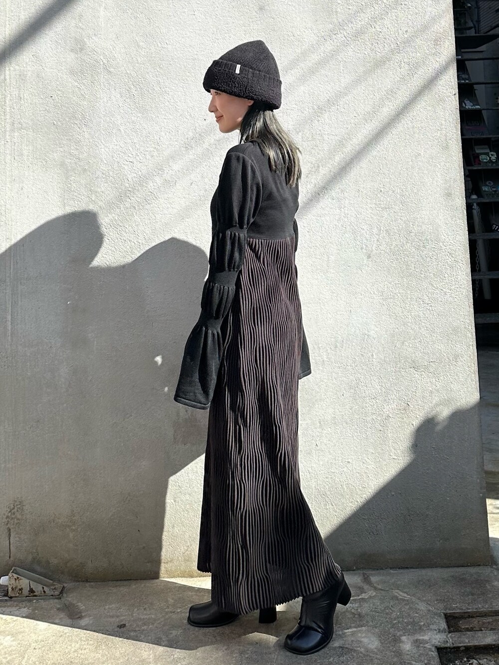 ブラウン系のワンピースを着用したレディースの秋コーディネートの2枚目の写真