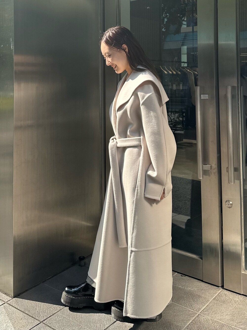 「コート、リバーコート、パブリックトウキョウ」｜「PUBLIC TOKYOの【新潟県産】ピュアウールオーバーカラーリバーロングコート（チェスターコート、ホワイト系）」を使った、ｎａｎａさん（レディース・152cm）の秋コーディネートの3枚目の写真