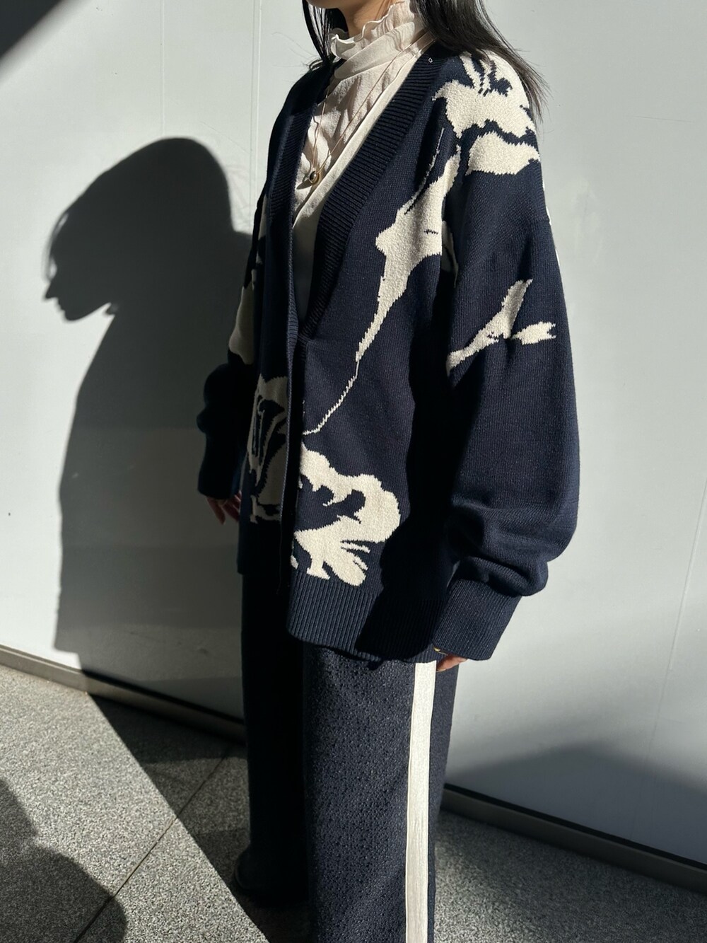 ブルー系のその他パンツ、ブルー系のカーディガン/ボレロ、ホワイト系のTシャツ/カットソーを着用したレディースの冬コーディネートの4枚目の写真