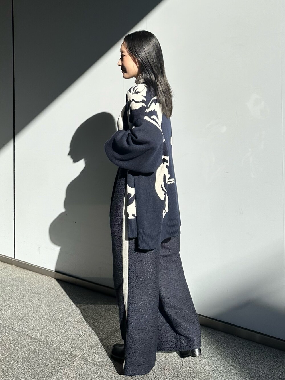 ブルー系のその他パンツ、ブルー系のカーディガン/ボレロ、ホワイト系のTシャツ/カットソーを着用したレディースの冬コーディネートの2枚目の写真