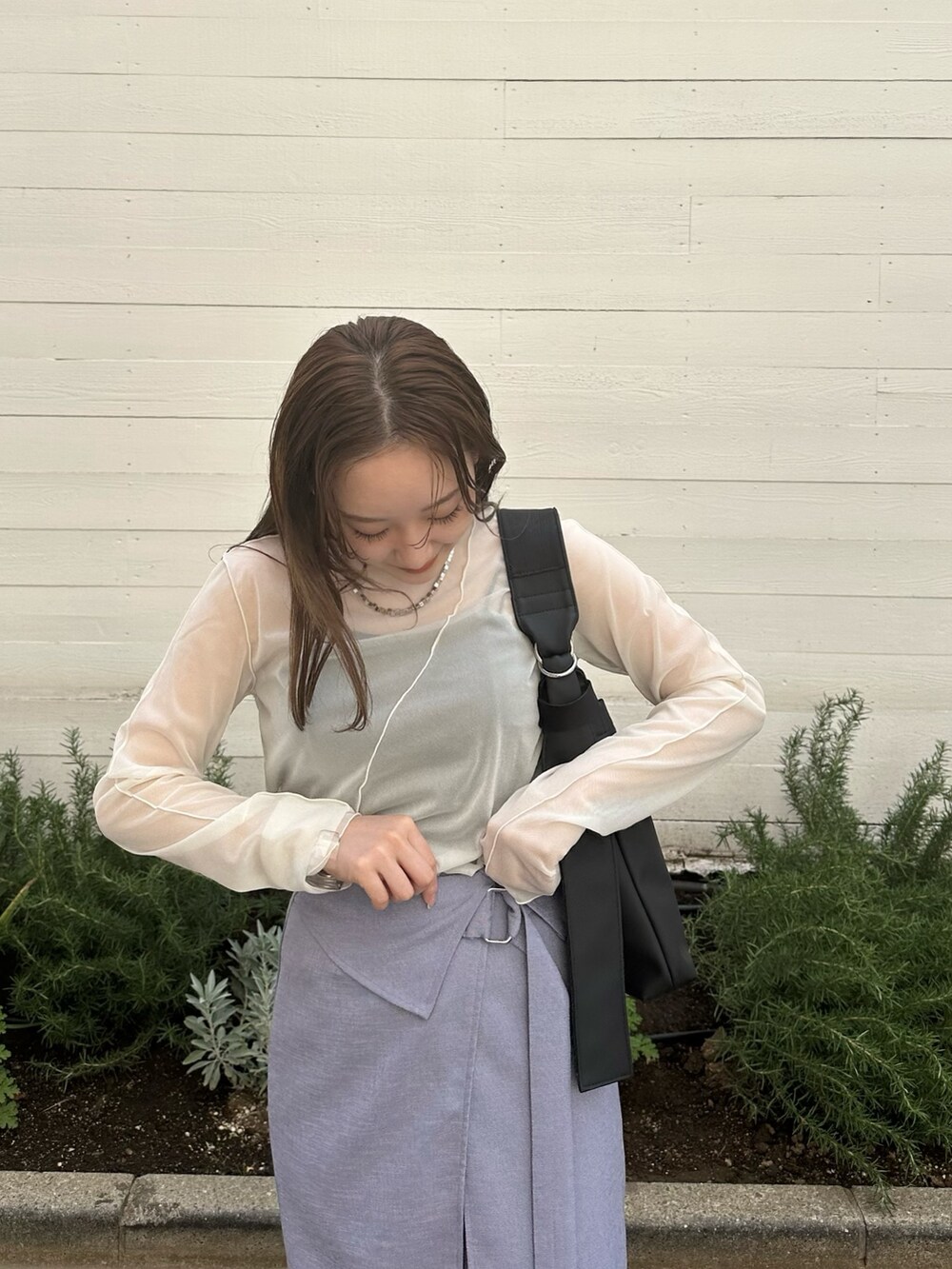 ホワイト系のTシャツ/カットソー、パープル系のスカート、ホワイト系のサンダルを着用したレディースの春コーディネートの5枚目の写真