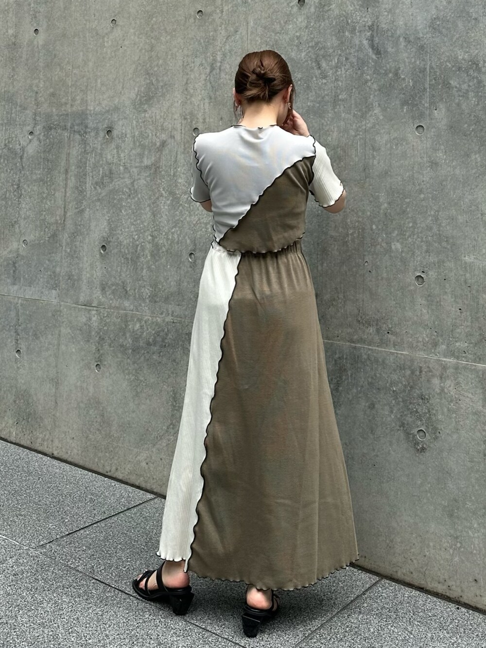 ブラック系のサンダルを着用したレディースの夏コーディネートの3枚目の写真