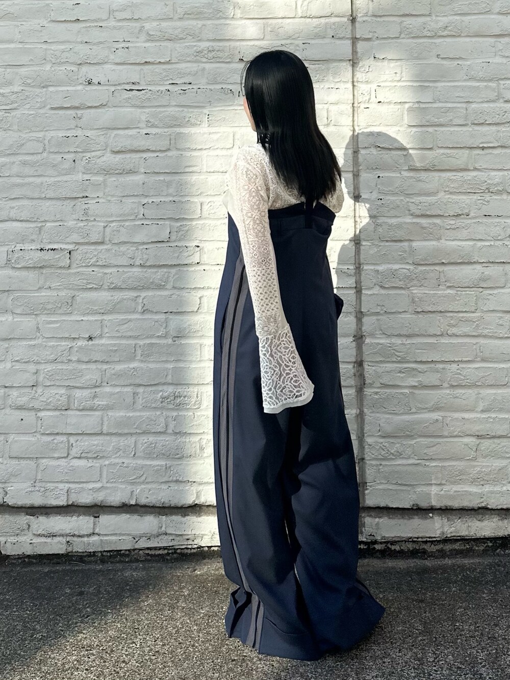 ブルー系のつなぎ/オールインワン、ホワイト系のシャツ/ブラウスを着用したレディースの冬コーディネートの2枚目の写真