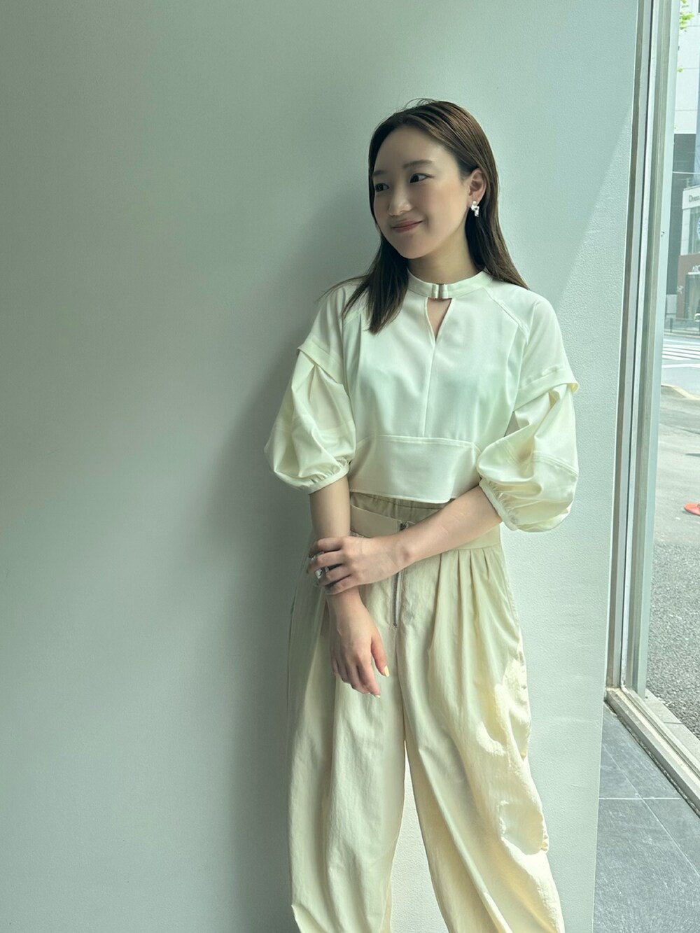 ホワイト系のシャツ/ブラウスを着用したレディースの夏コーディネートの6枚目の写真