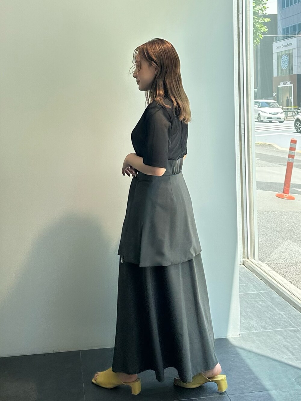 ブラック系のTシャツ/カットソー、グレー系のスカートを着用したレディースの夏コーディネートの2枚目の写真