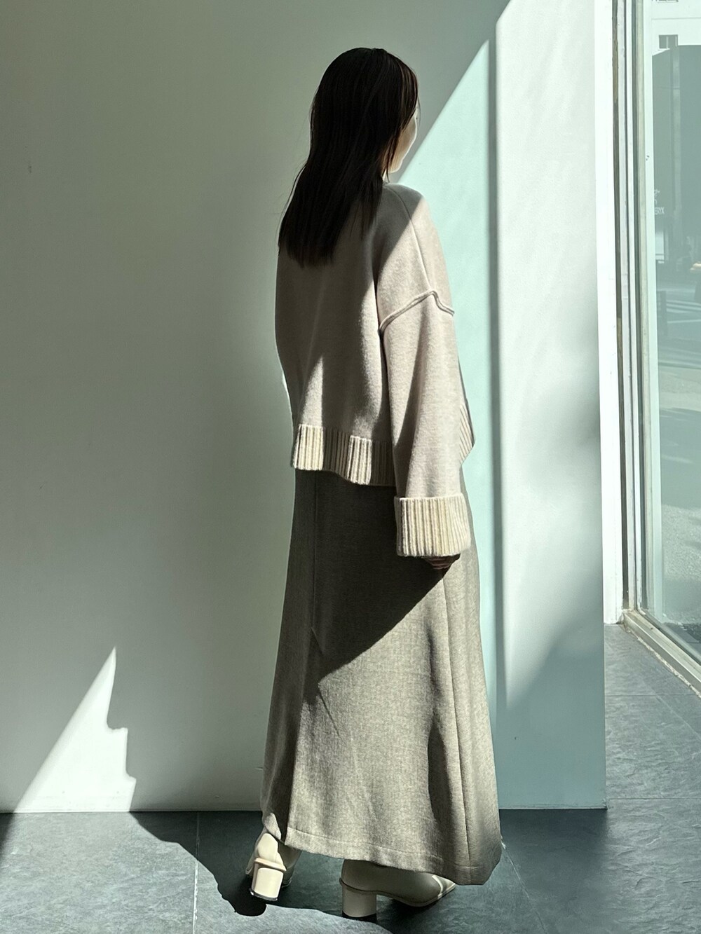 その他のスカート、ベージュ系のニット/セーターを着用したレディースの秋コーディネートの5枚目の写真