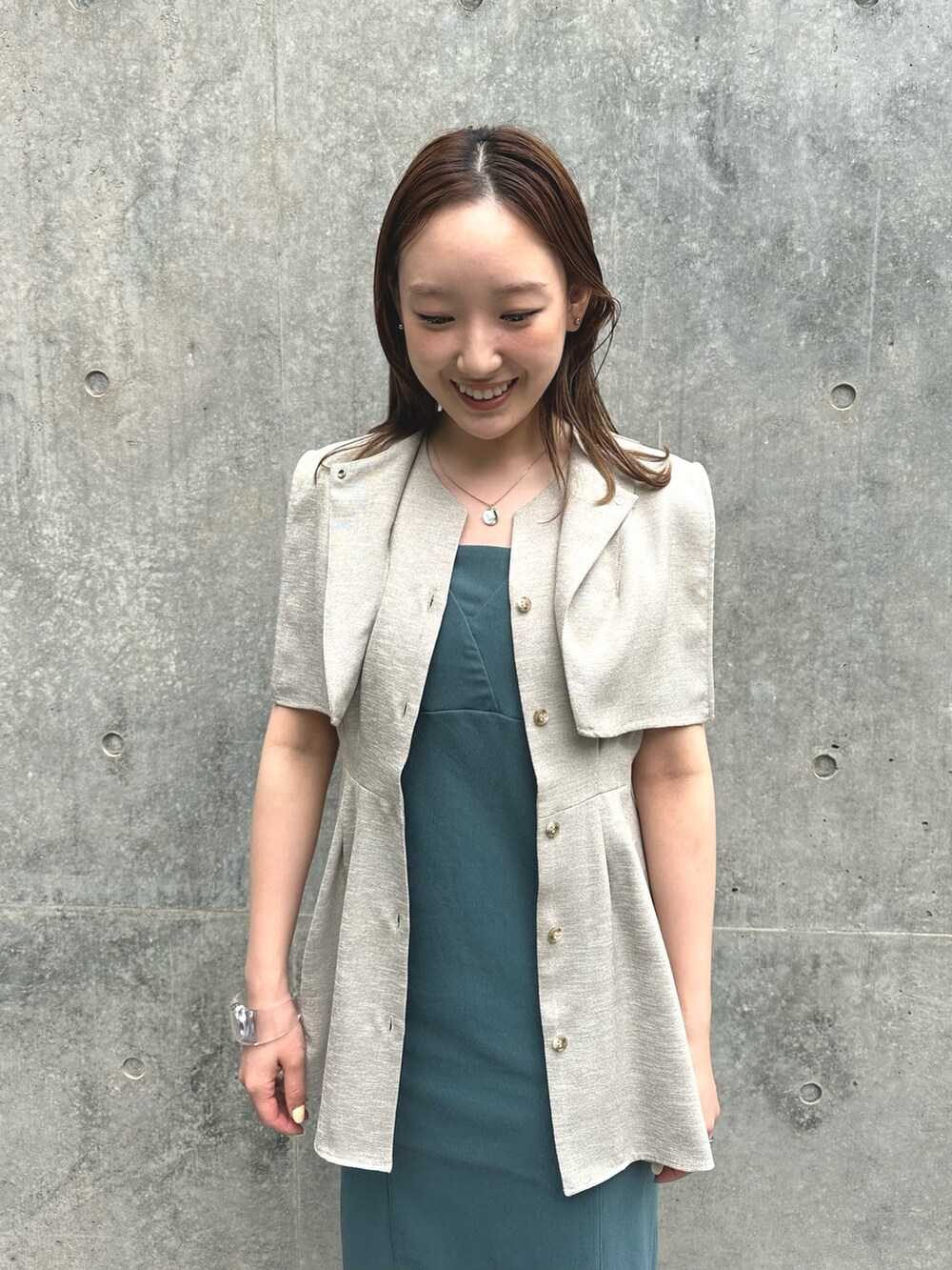 ベージュ系のシャツ/ブラウス、グリーン系のワンピースを着用したレディースの夏コーディネートの6枚目の写真