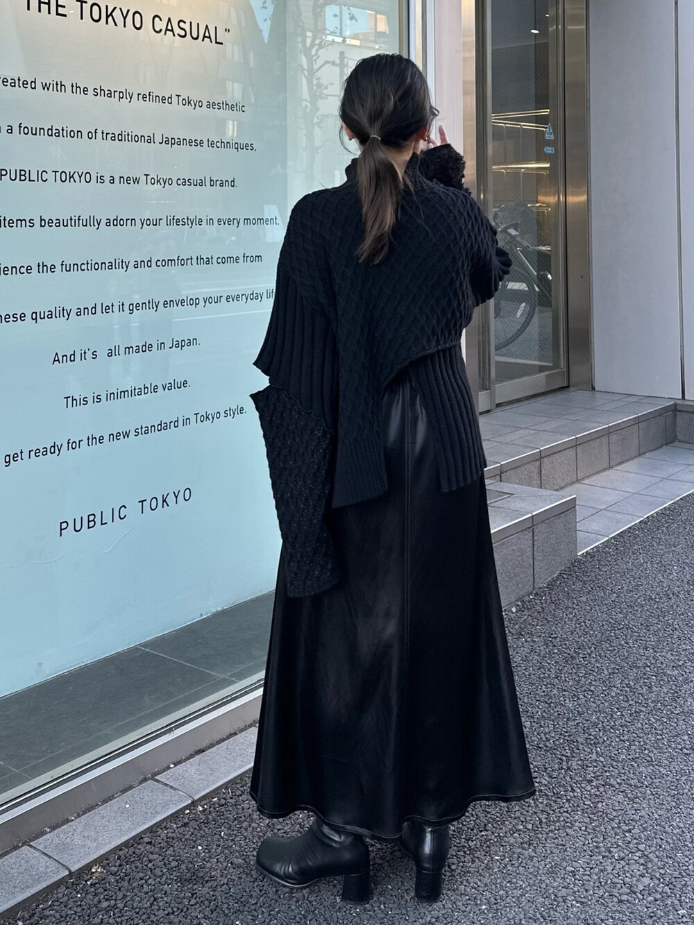 ブラック系のスカート、ブラック系のニット/セーターを着用したレディースの秋コーディネートの6枚目の写真