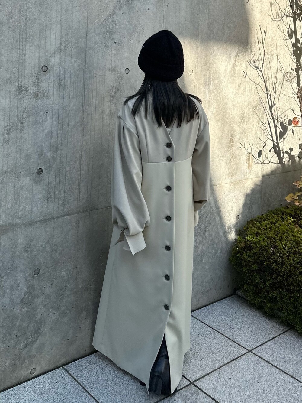 ホワイト系のワンピース、ホワイト系のTシャツ/カットソーを着用したレディースの秋コーディネートの3枚目の写真