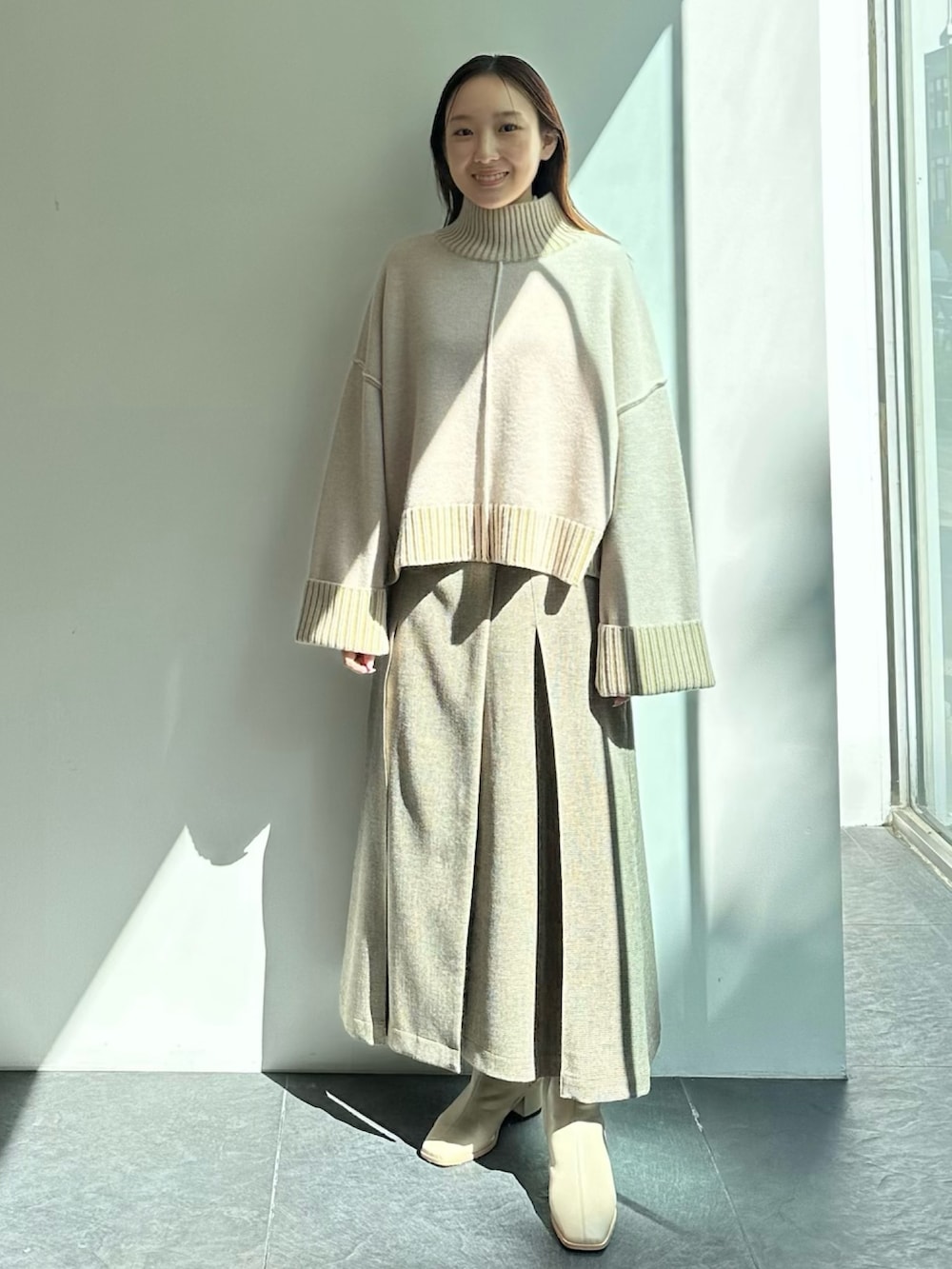 その他のスカート、ベージュ系のニット/セーターを着用したレディースの秋コーディネートの2枚目の写真