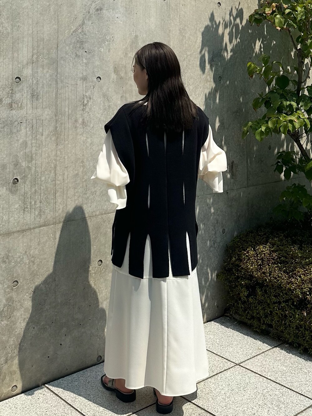 ブラック系のワンピース、グレー系のベストを着用したレディースの夏コーディネートの8枚目の写真