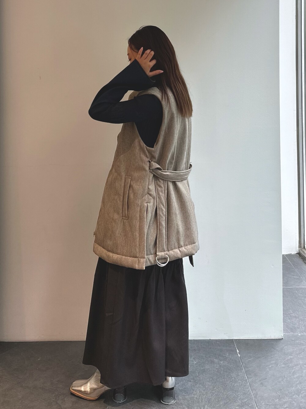 その他のダウンベスト、ブルー系のワンピースを着用したレディースの秋コーディネートの3枚目の写真