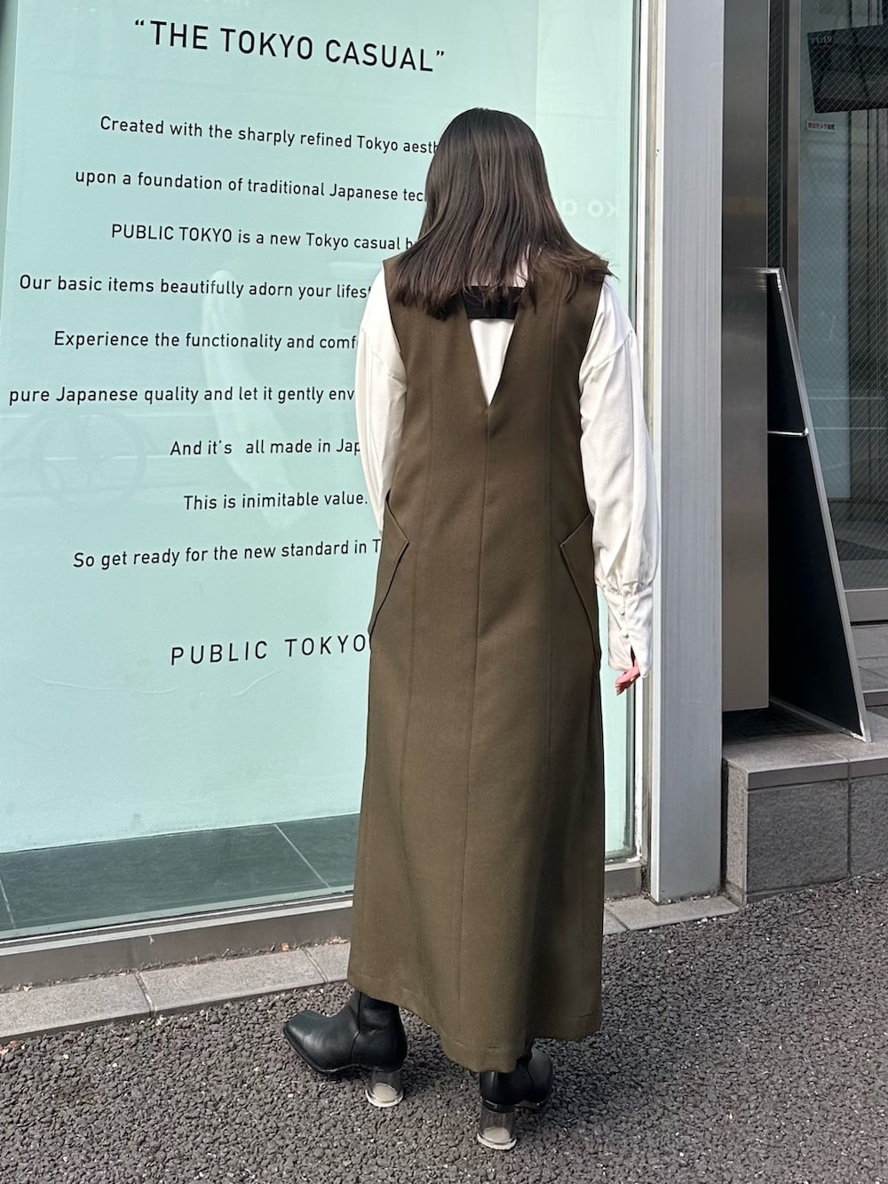 グリーン系のジャンパースカート、ホワイト系のシャツ/ブラウスを着用したレディースの冬コーディネートの3枚目の写真