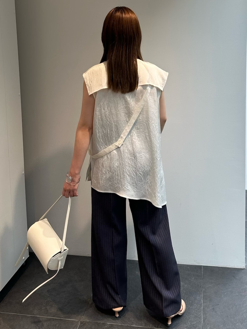 ホワイト系のシャツ/ブラウス、その他のスラックスを着用したレディースの夏コーディネートの3枚目の写真