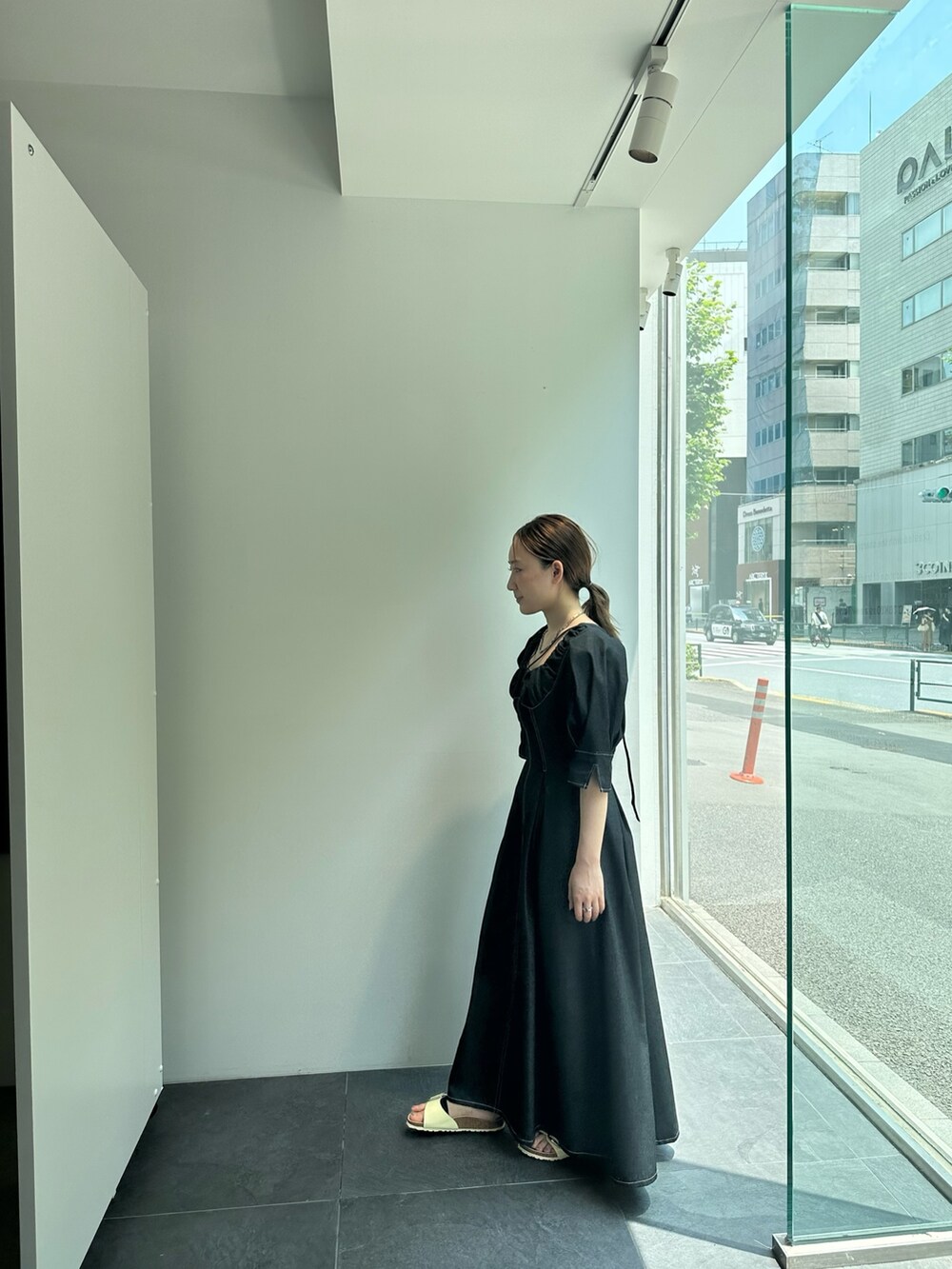 ブラック系のワンピースを着用したレディースの夏コーディネートの4枚目の写真
