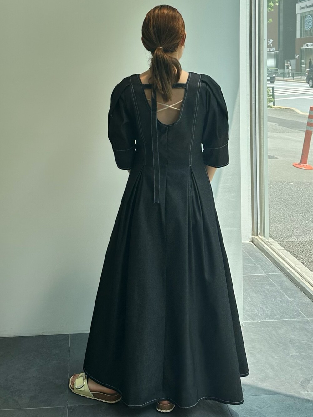 ブラック系のワンピースを着用したレディースの夏コーディネートの6枚目の写真