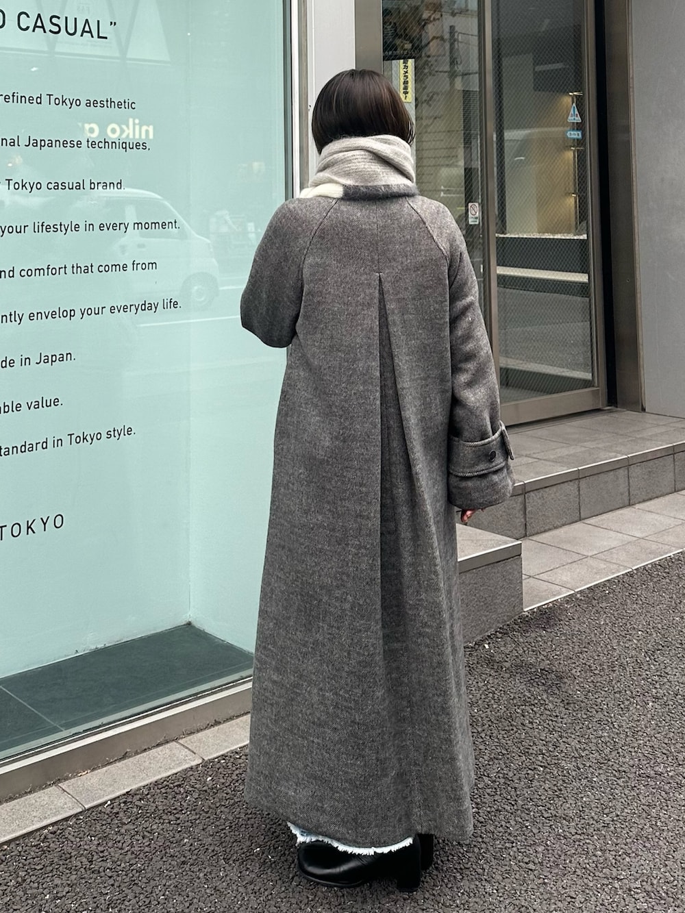 ブルー系のステンカラーコート、グレー系のマフラーを着用したレディースの冬コーディネートの3枚目の写真