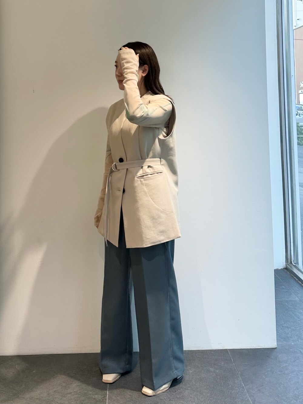 ベージュ系のTシャツ/カットソー、ブルー系のその他パンツ、ベージュ系のベストを着用したレディースの夏コーディネートの3枚目の写真