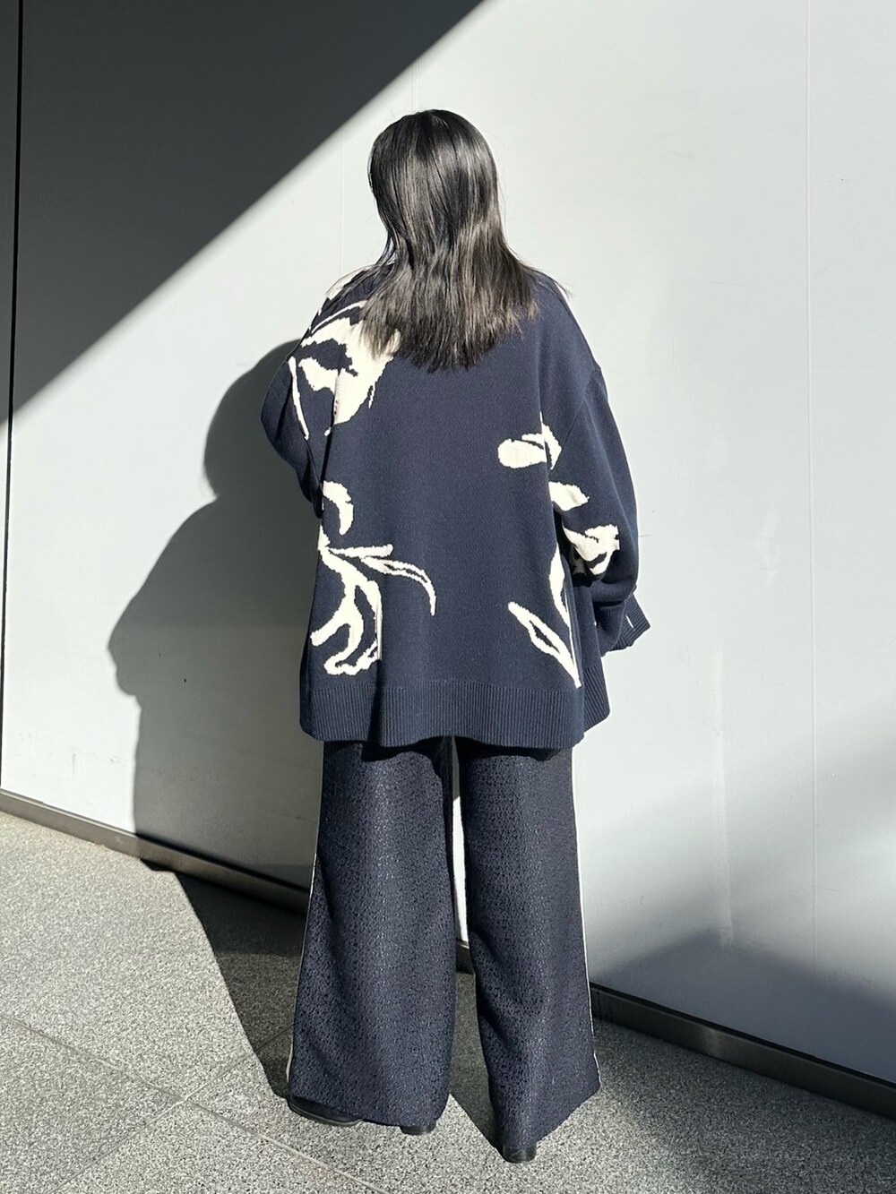 ブルー系のその他パンツ、ブルー系のカーディガン/ボレロ、ホワイト系のTシャツ/カットソーを着用したレディースの冬コーディネートの3枚目の写真